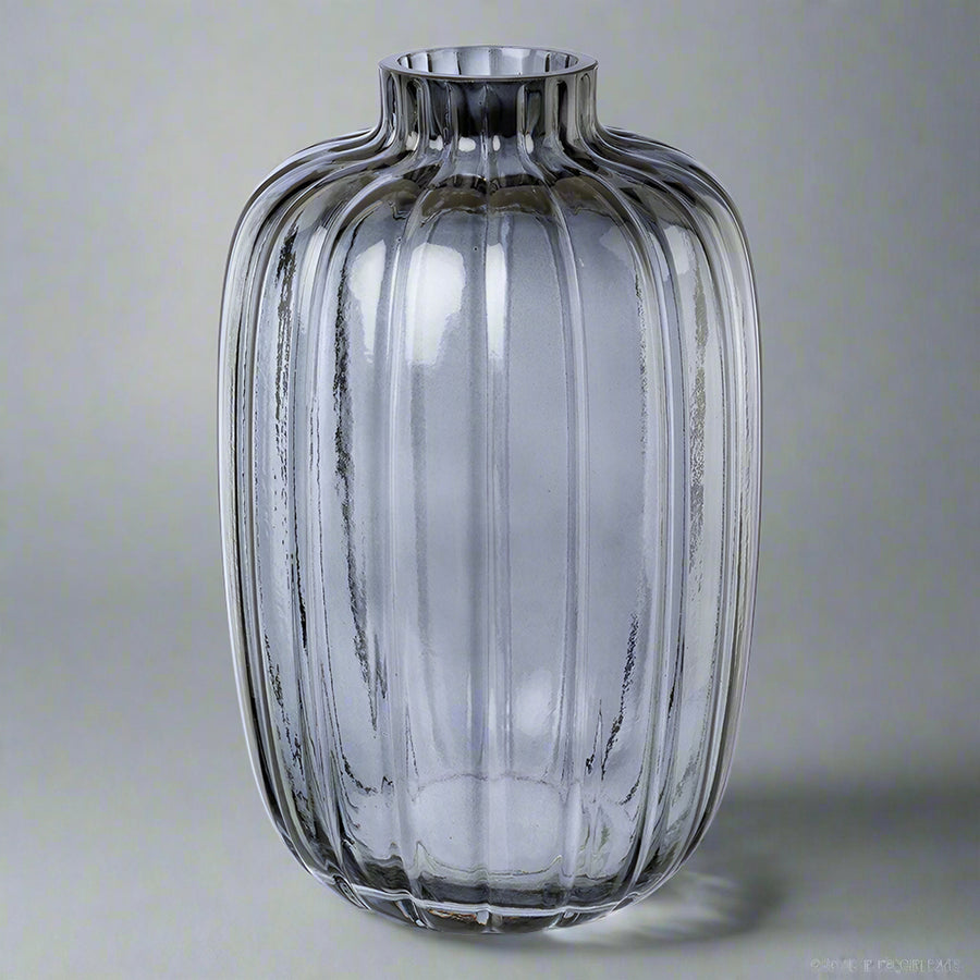 Kék bordázott üveg váza 30 cm magas, modern eleganciával. Letisztult dizájn stílusos otthonokhoz, dekorációként vagy vázaként is használható.