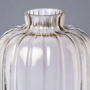 Szürke bordázott üveg váza 30 cm magas, modern eleganciával. Letisztult dizájn stílusos otthonokhoz, dekorációként vagy vázaként is használható.