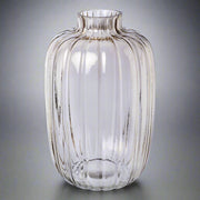 Szürke bordázott üveg váza 30 cm magas, modern eleganciával. Letisztult dizájn stílusos otthonokhoz, dekorációként vagy vázaként is használható.