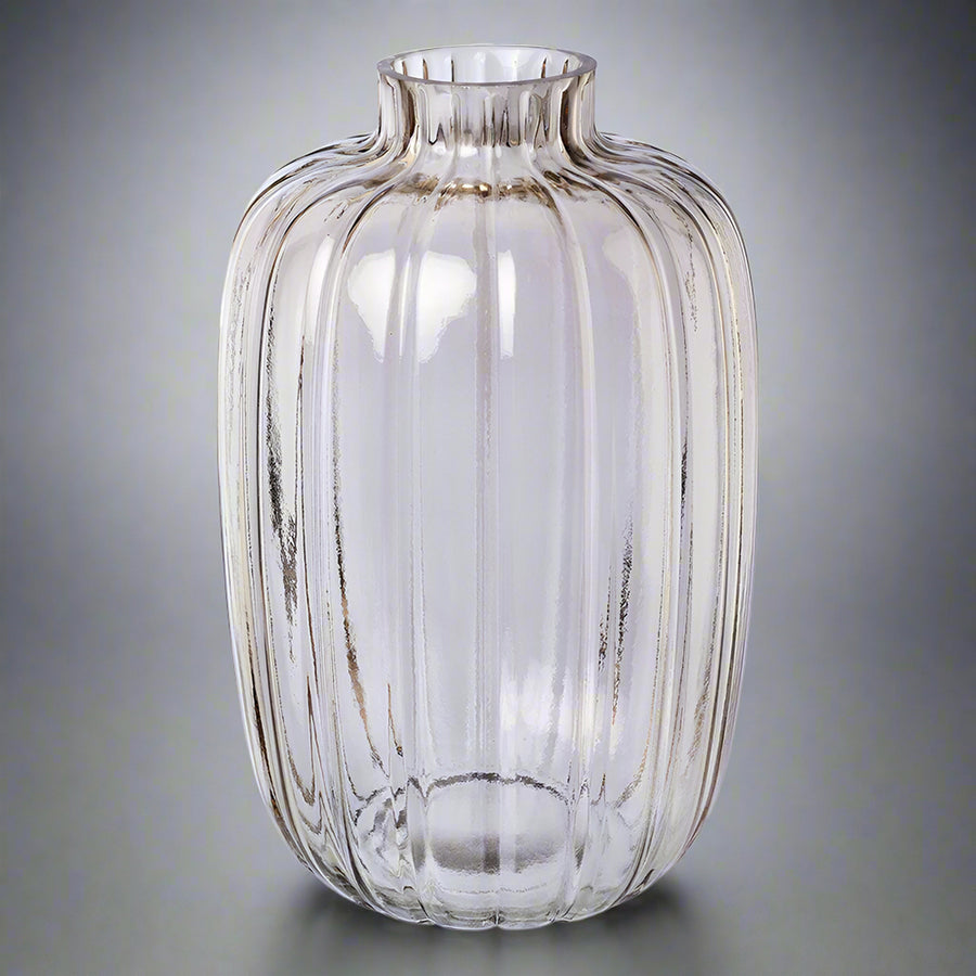 Szürke bordázott üveg váza 30 cm magas, modern eleganciával. Letisztult dizájn stílusos otthonokhoz, dekorációként vagy vázaként is használható.