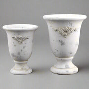 VALO cement kaspó páros enteriőr fotón – antik krém színű, dekoratív, klasszikus formájú darab.