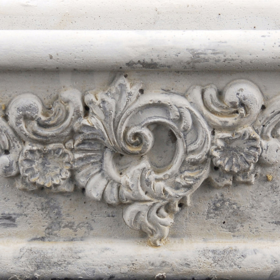 Közelkép a vintage ültetőláda plasztikus növényi mintájáról