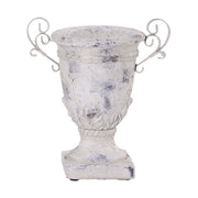 Fehér alapon álló, antikolt felületű, krémszínű kerámia kaspó hajlított fémfüllel, elölnézetből.