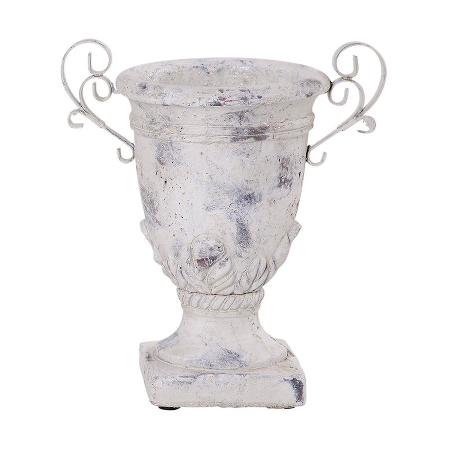 Fehér alapon álló, antikolt felületű, krémszínű kerámia kaspó hajlított fémfüllel, elölnézetből.