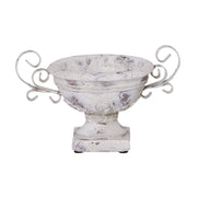 Krémszínű kerámia kaspó 23 cm-es méretben, díszes fém fogantyúkkal és rusztikus stílussal – a VALO kollekció vintage hangulatú darabja.