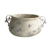 VALO kollekció krémszínű kerámia kaspó, díszes fém fogantyúkkal, antikolt felületű vidéki stílusban