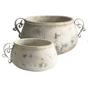 Két különböző méretű VALO kaspó rusztikus stílusban, fém fogantyúkkal díszítve