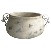 VALO kollekció krémszínű kerámia kaspó antikolt felülettel és fém fülekkel – elölnézeti kép