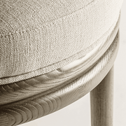 Közeli kép a natúr tölgyfa és poliészter kárpit találkozásáról.