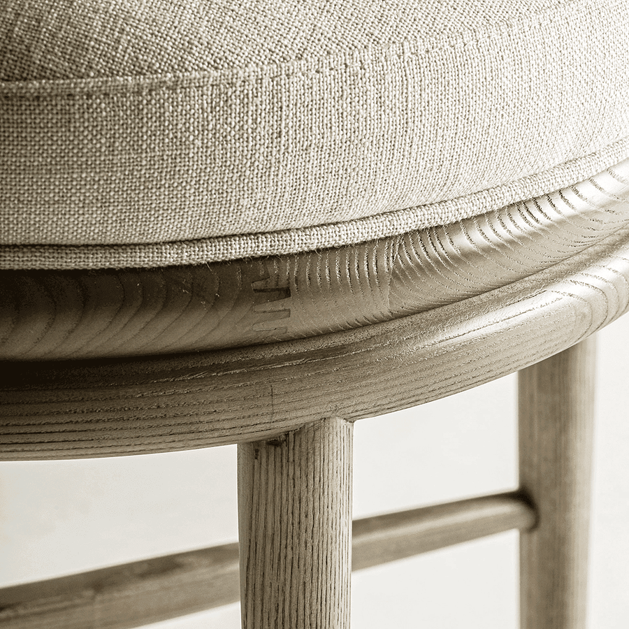 Kárpit és fa találkozási részlet közelről – kidolgozott illesztések.