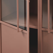 Fémből készült, sötét púder színű, kortárs design vitrines szekrény.