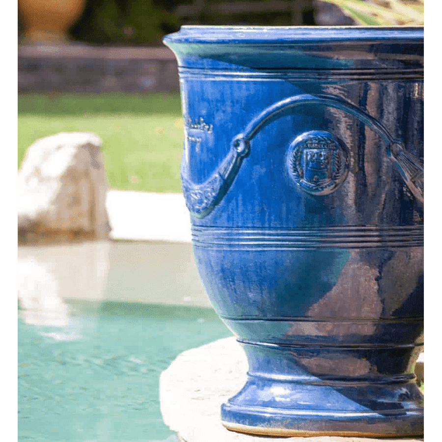 VASE D' ANDUZE ÉMAILLÉ TRADICION kék anduze kerámiakaspó Ø 46 x 55 cm kültéri elhelyezésben, mediterrán stílusú kertben. Francia kézműves kaspó fényes mázzal és hiteles pecséttel.