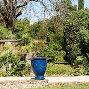 Kék anduze kaspó mediterrán kertben.