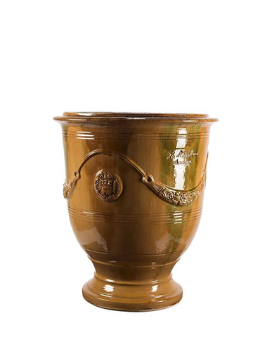 Provanszi stílusú, okker mázas anduze kerámiakaspó a Vase d' Anduze Emaillés Tradition kollekcióból, Medici motívummal és fényes felülettel.