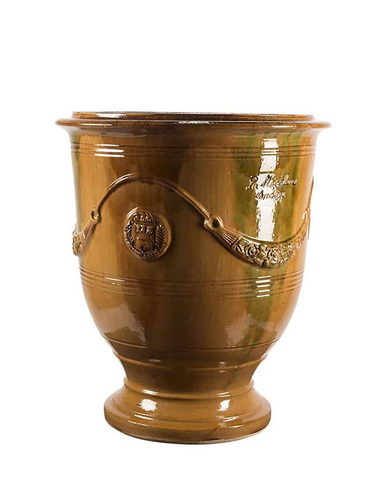 Nagy méretű, okker mázas anduze kerámiakaspó a Vase d' Anduze Emaillés Tradition kollekcióból, Medici stílusú füzérdíszítéssel.