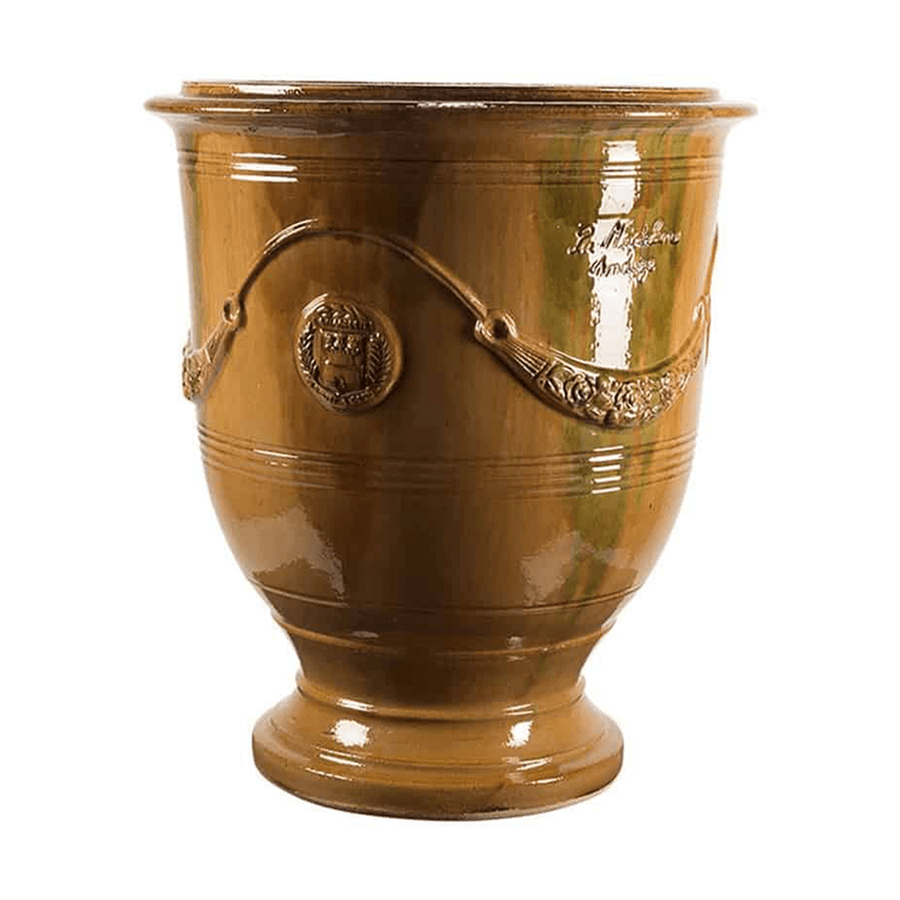 Okker mázas anduze kerámiakaspó a Vase d' Anduze Emaillés Tradition kollekcióból, Medici stílusú díszítéssel és fényes felülettel.