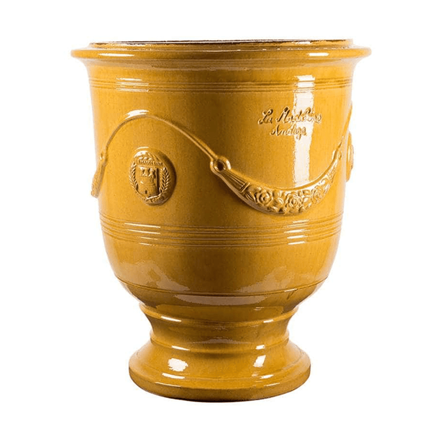 Nagy méretű, sárga mázas anduze kerámiakaspó a Vase d' Anduze Emaillés Tradition kollekcióból, Medici stílusú füzérdíszítéssel.