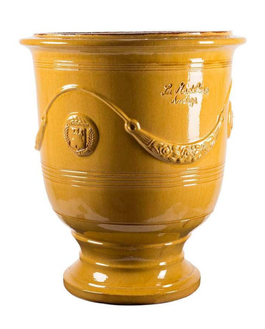 Sárga mázas anduze kerámiakaspó a Vase d' Anduze Emaillés Tradition kollekcióból, Medici stílusú díszítéssel és fényes felülettel.
