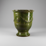 Provanszi stílusú, zöld mázas anduze kerámiakaspó a Vase d' Anduze Emaillés Tradition kollekcióból, Medici motívummal és fényes felülettel.