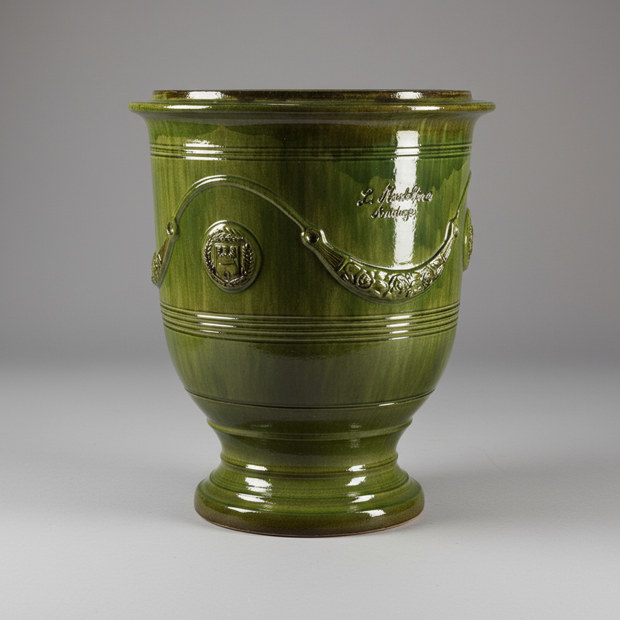 Provanszi stílusú, zöld mázas anduze kerámiakaspó a Vase d' Anduze Emaillés Tradition kollekcióból, Medici motívummal és fényes felülettel.