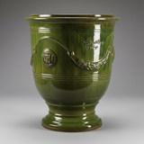 Zöld mázas anduze kerámiakaspó a Vase d' Anduze Emaillés Tradition kollekcióból, Medici stílusú díszítéssel és fényes felülettel.