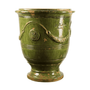 Provanszi stílusú, antik zöld mázas anduze kerámiakaspó a Vase d' Anduze Vieillis Tradition kollekcióból, Medici motívummal és fényes felülettel.
