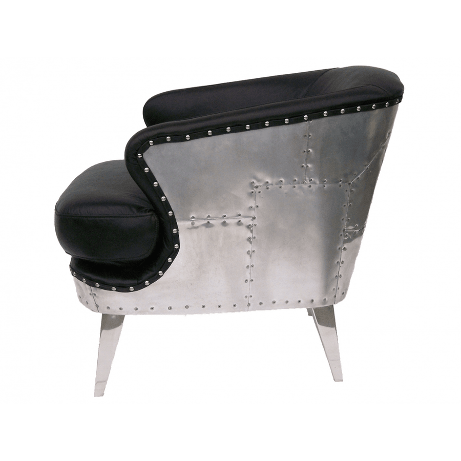 Oldalnézetből készült kép a Vegas Aero fotelről, markáns fém burkolattal.