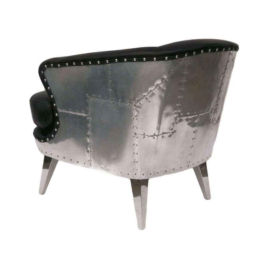 Hátulnézetből készült fotó a fotel szegecselt alumínium hátoldaláról.