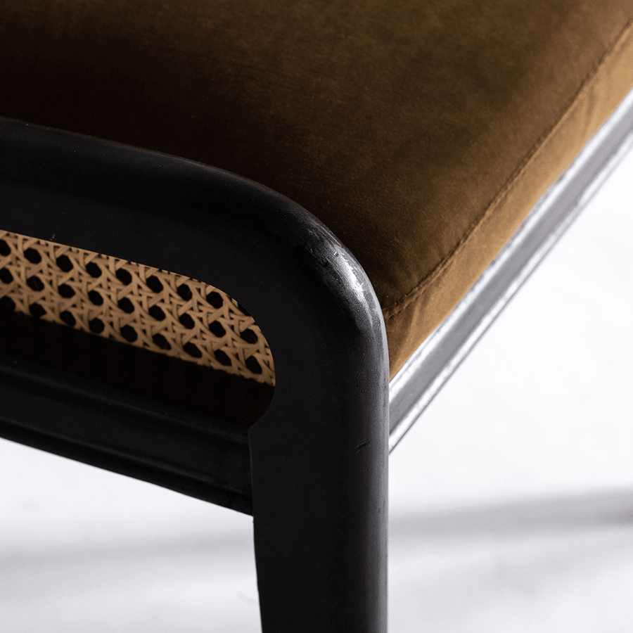 Velburg szék közelkép a barna bársony ülőfelületről és rattan részletről