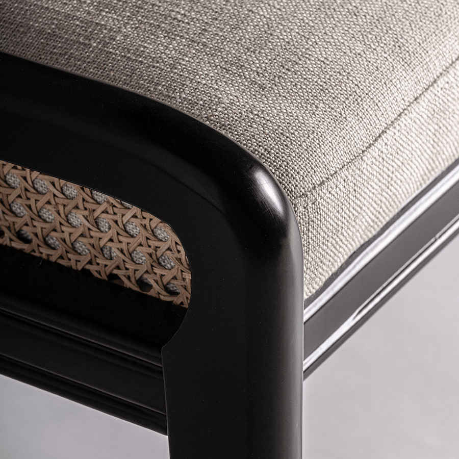 Velburg szék közelkép a szövet ülőfelületről és rattan részletről