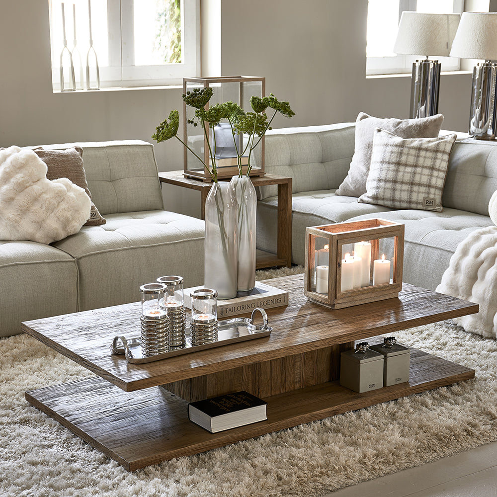 rusztikus tölgyfa dohányzóasztal nappaliban dekorációval és alsó polccal