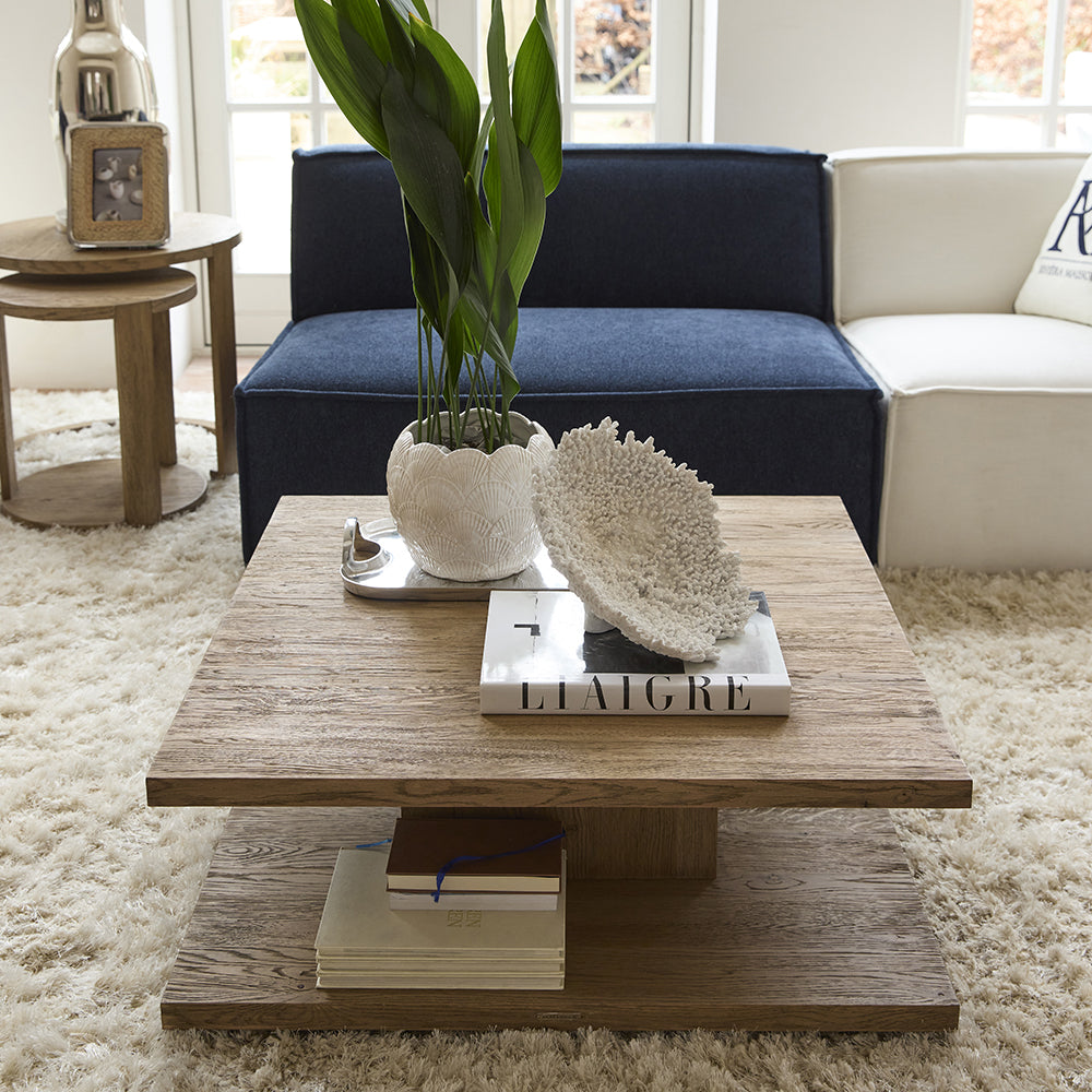 kompakt tölgyfa dohányzóasztal nappaliban dekorációval és növénnyel