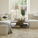 rusztikus tölgyfa dohányzóasztal modern nappaliban kanapékkal