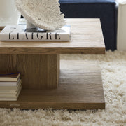 tölgyfa dohányzóasztal részlet könyvekkel és dekorációval