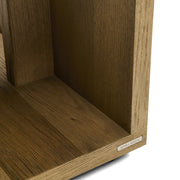 Vermont tölgyfa éjjeliszekrény részlet, márkajelzés és fa felület