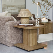 Vermont tölgyfa kisasztal nappaliban, dekorációval és lámpával stylingolva