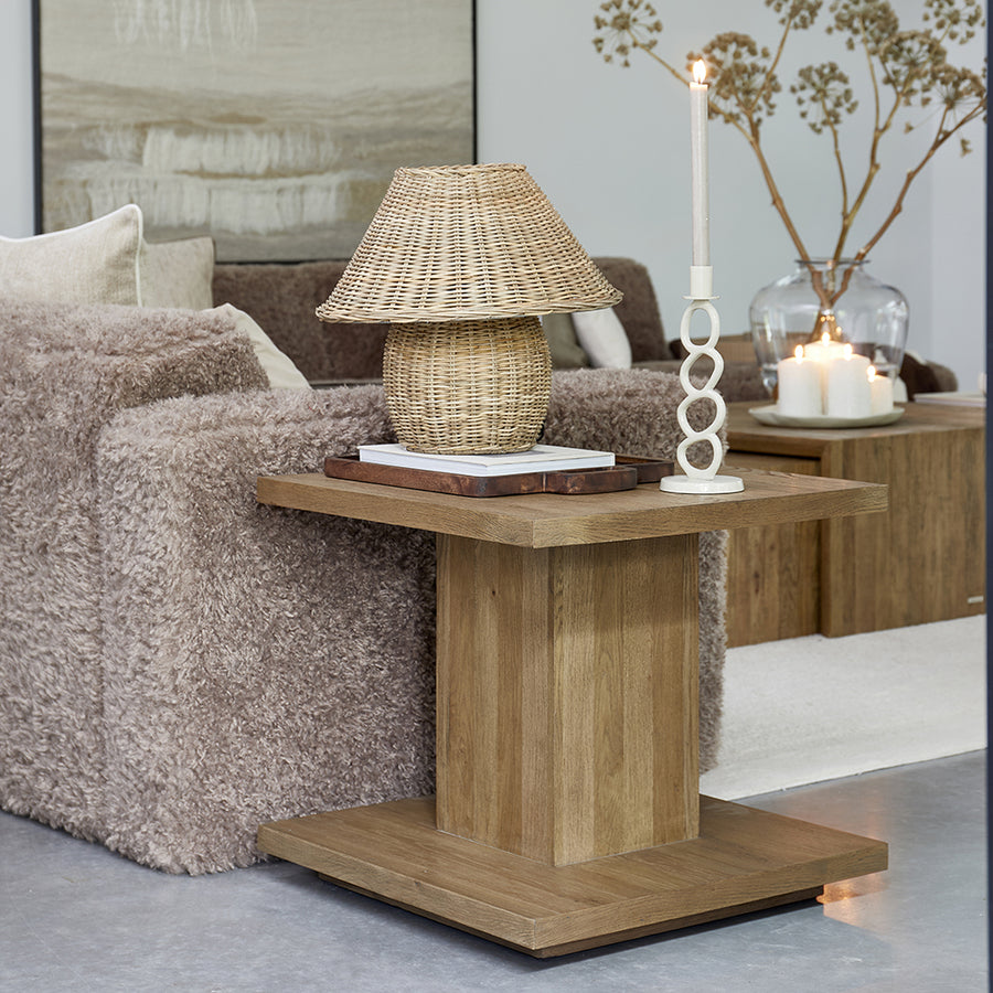 Vermont tölgyfa kisasztal nappaliban, dekorációval és lámpával stylingolva