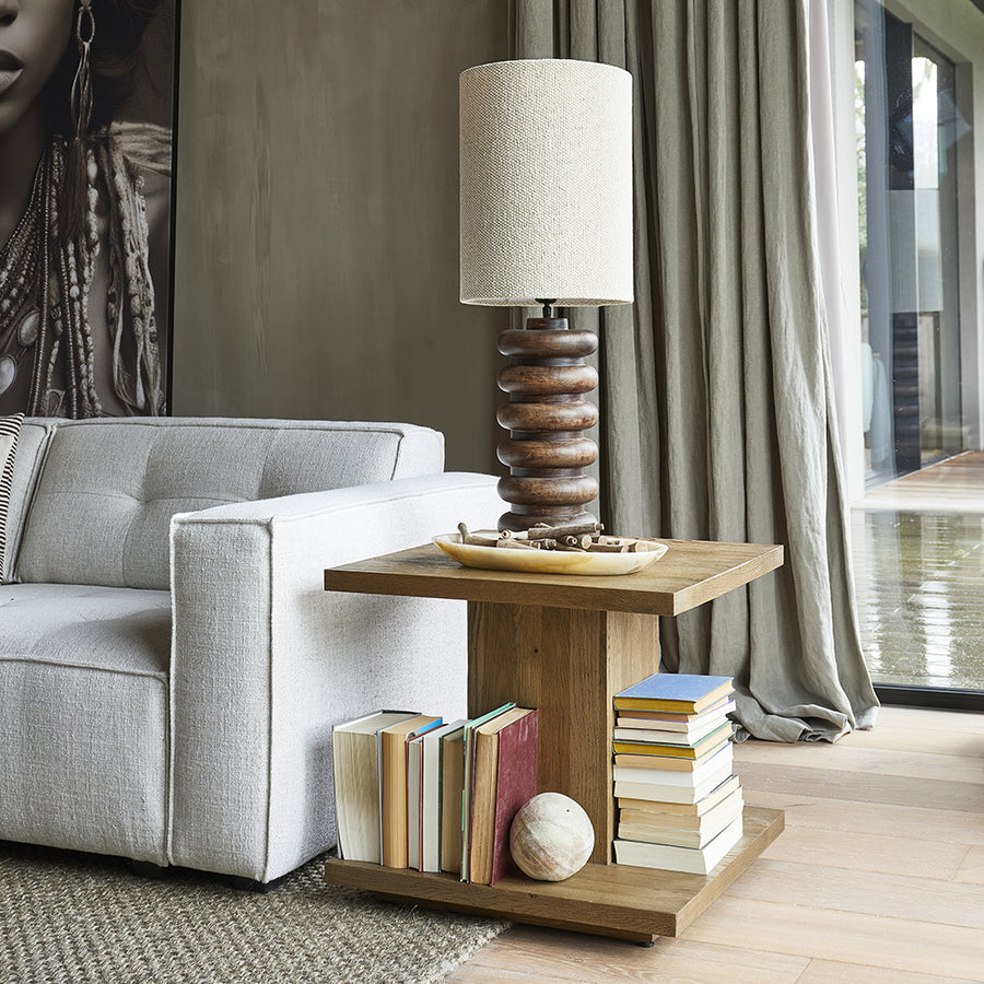 Vermont tölgyfa kisasztal használat közben, alsó polcon könyvekkel