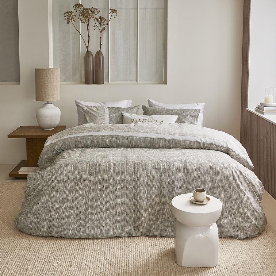 Vermont tölgyfa kisasztal hálószobában, éjjeliszekrényként használva