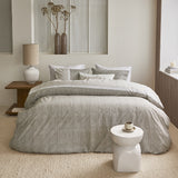 Vermont tölgyfa kisasztal hálószobában, éjjeliszekrényként használva