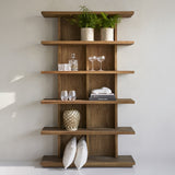 Vermont tölgyfa könyvespolc stílusos enteriőrben, növényekkel és dísztárgyakkal