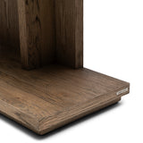 Vermont könyvespolc felső polc részlet, dekorációval és könyvekkel