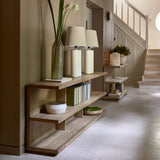 Vermont konzolasztal előszobában, dekorációval és lámpákkal