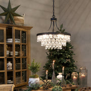 Elegáns Versailles üvegcsillár étkezőasztal fölött, karácsonyi dekorációval