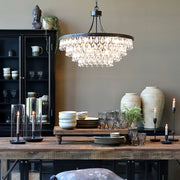 Elegáns Versailles üvegcsillár rusztikus étkezőben, ünnepi dekorációval