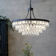 Elegáns Versailles üvegcsillár rusztikus enteriőrben, fényárban