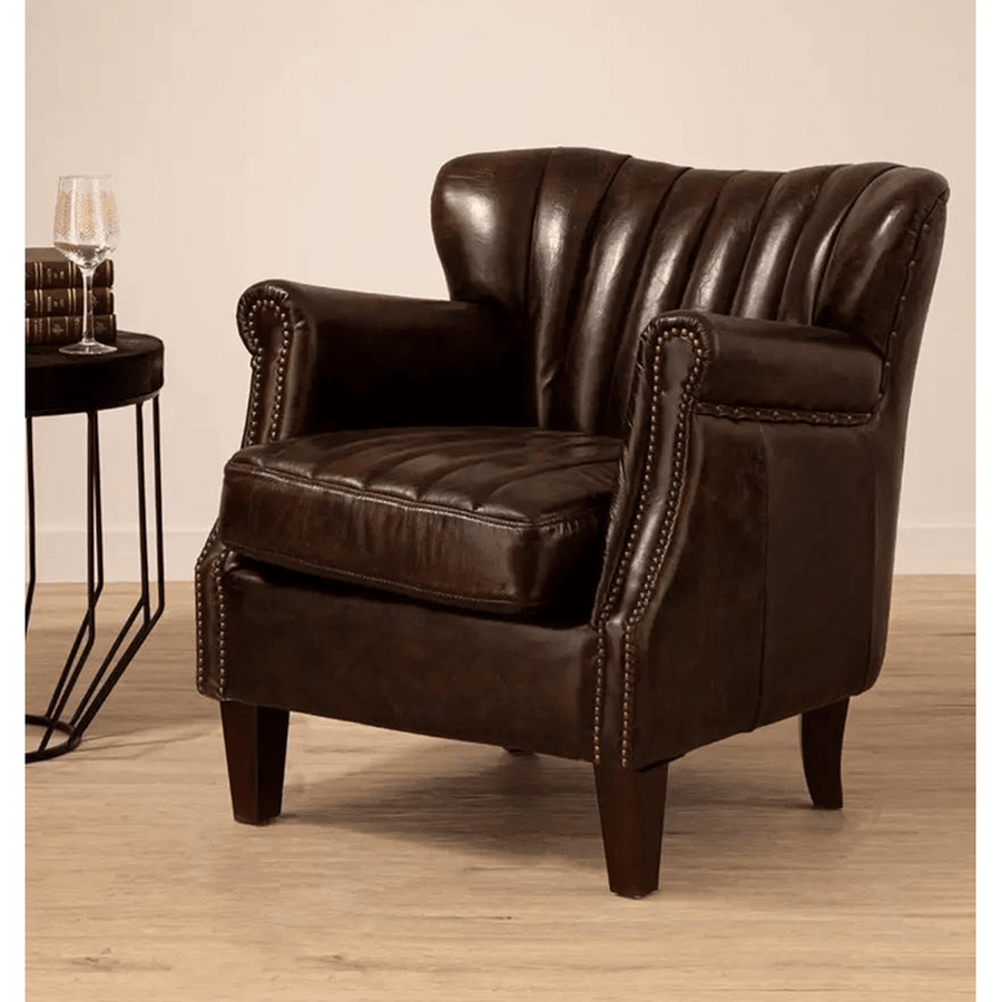 Vintage-loft stílusú, dohánybarna színű, antikolt bőrrel kárpitozott, szárnyas klubfotel.