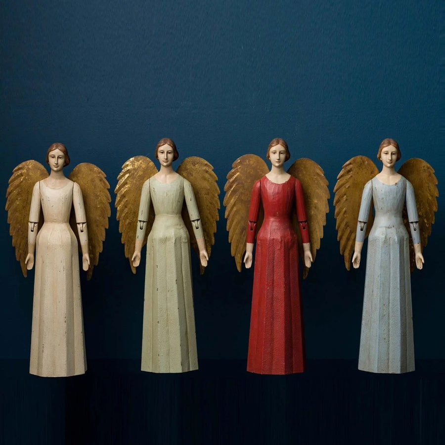 Angyalfigurák kék háttér előtt.