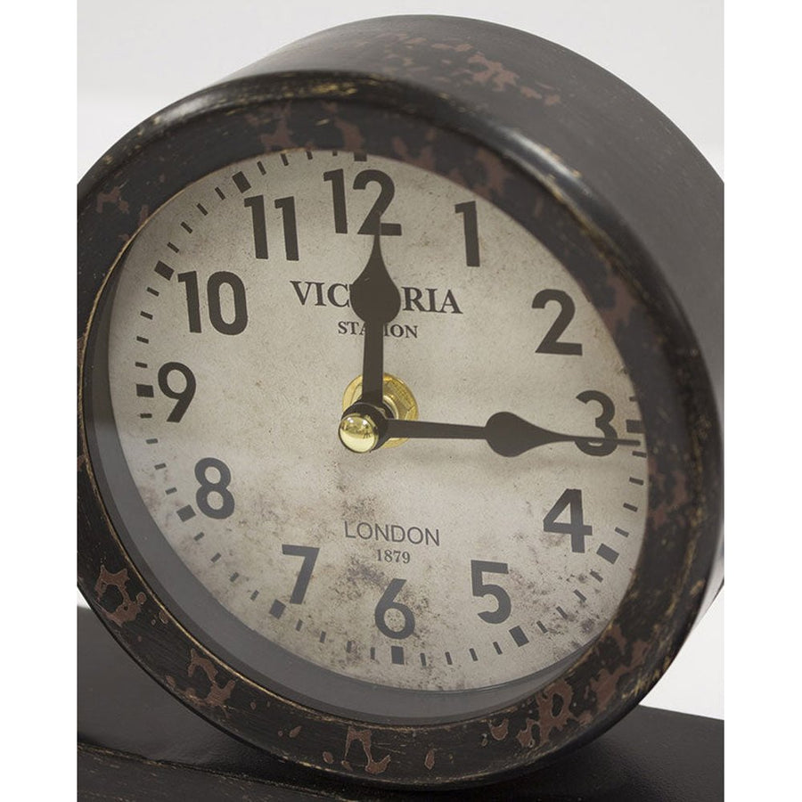 Antikolt felületű fém asztali óra.