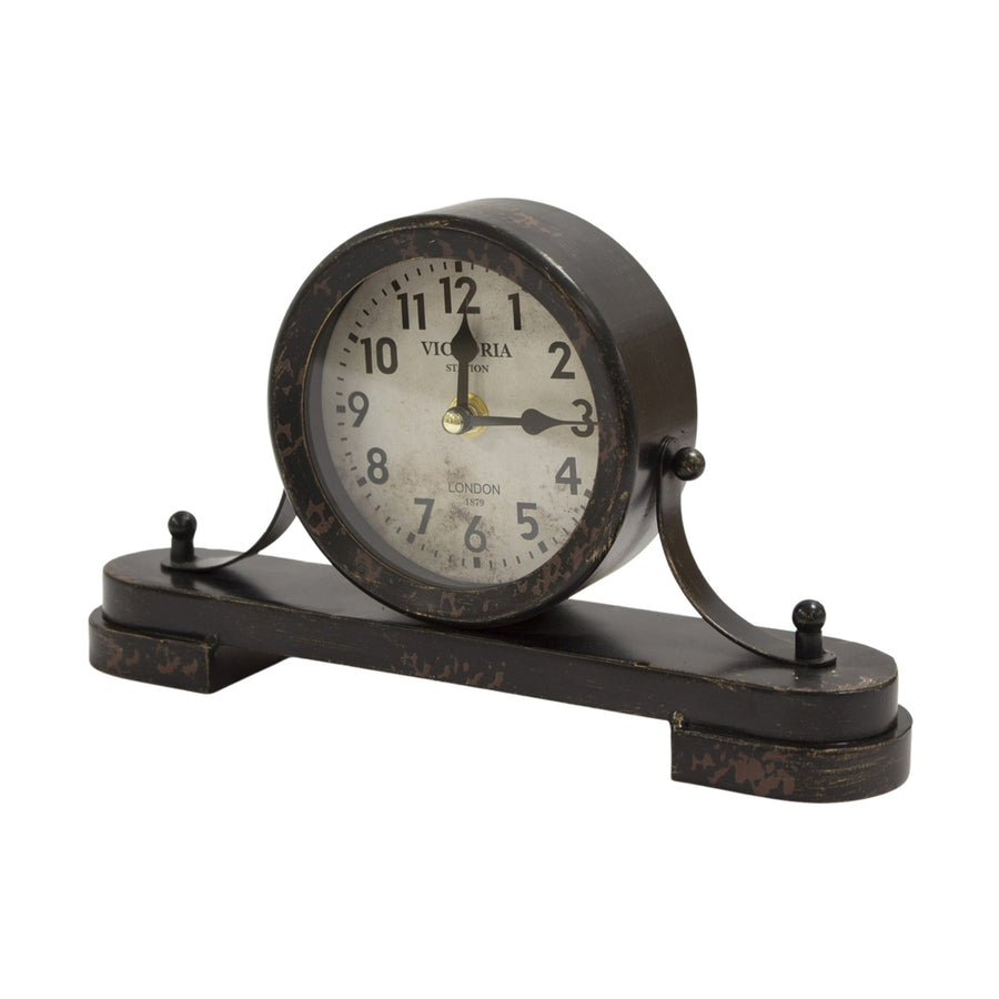 Antikolt felületű fém asztali óra.